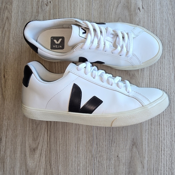 Veja
Women's
ESPLAR LEATHER WHITE BLACK
Size US 6 / EUR 37 - Picture 11 of 15